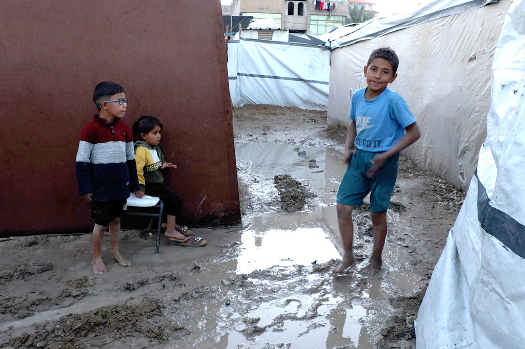 الطقس القاسي والأمطار الغزيرة في غزة أدت إلى غمر آلاف الخيام، مما شكّل تهديدا مباشرا للعائلات النازحة، وخاصة الأطفال.